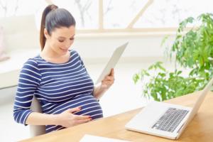 Czy przedstawienie przez pracownicę zaświadczenia lekarskiego o ciąży (poronieniu) jest równoznaczne z wycofaniem przez pracodawcę wypowiedzenia umowy o pracę?