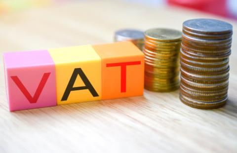 W jaki sposób należy złożyć wniosek o przeksięgowanie nadwyżki VAT na zobowiązanie w podatku dochodowym?