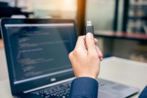 Czy na gruncie VAT zakup klucza sprzętowego (w postaci pendrive) mam traktować jako zakup towaru czy też mogę traktować jak import usług i wykazać w deklaracji VAT-7?