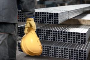 Czy różnice pomiędzy rzeczywistą wagą przyjętych towarów a wagą podaną na fakturze można automatycznie wyksięgowywać jako różnice związane ze specyfiką działalności?