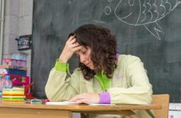 Czy nauczycielowi mianowanemu zatrudnionemu w niepełnym wymiarze czasu pracy przysługuje odprawa z tytułu rozwiązania stosunku pracy?