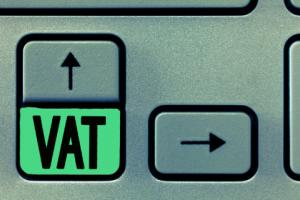 Jak klasyfikować zwrot podatku VAT w JST?