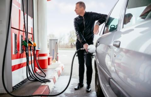 Czy można refakturować koszty paliwa zatankowanego do samochodów prywatnych pracowników poprzez użycie służbowej karty paliwowej?