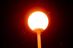 Czy oświetlenie wraz z instalacją elektryczną zainstalowane na elewacji budynku może być zaliczone do usługi...