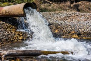 Czy odprowadzanie do ziemi wód z próbnego pompowania przy wykonaniu otworu hydrogeologicznego w celu wykonania ujęcia wody podziemnej wymaga pozwolenia wodnoprawnego?