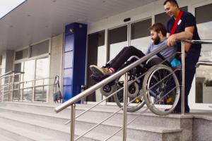 Jak powinno się prawidłowo obliczyć wysokość zasiłku stałego dla trzeciej osoby w rodzinie, w której dwie pozostałe osoby pobierają ten zasiłek?