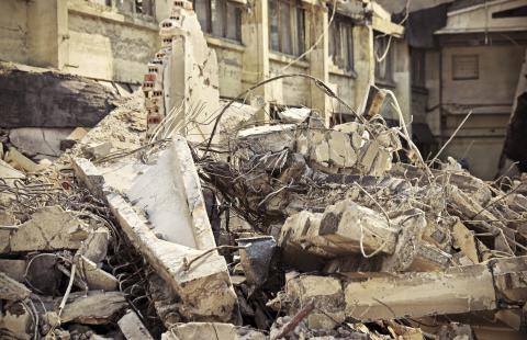 Warszawa: Zawaliła się ściana zabytkowej kamienicy