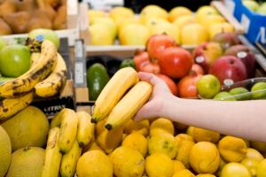 Rząd chce przepisami ograniczyć import owoców