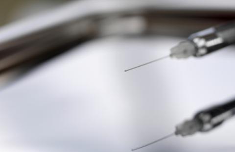 Eksperci: zamiast skriningu lepiej sfinansować szczepienia przeciwko HPV