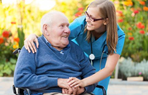 Personel pielęgniarski kluczowy w opiece nad seniorami