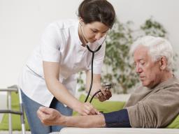 Eksperci: opieka koordynowana dostosowana do coraz dłuższego życia