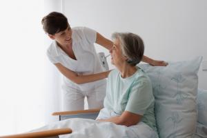 Pielęgniarka zatrudniona w domu pomocy społecznej może wykonywać iniekcje zlecone przez lekarza POZ