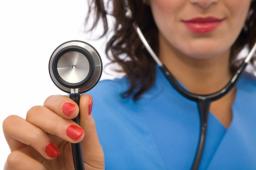 Czy pielęgniarka prowadząca indywidualną praktykę może zatrudniać inne osoby w celu realizacji świadczeń zdrowotnych?