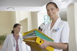 Pielęgniarka nie traci prawa do wykonywania zawodu, gdy pracuje w obszarze zarządzania