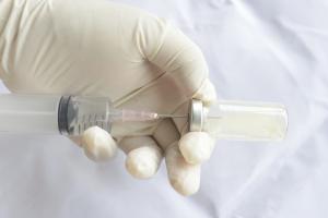 Czy lekarz zatrudniony na podstawie kontraktu na dyżury może podbijać pod receptami pieczątkę innego oddziału, na którym formalnie nie pracuje?