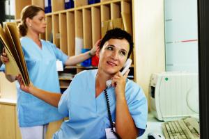 Czy okręgowa izba pielęgniarek i położnych może wymagać od pracodawcy wykazu pielęgniarek i położnych?