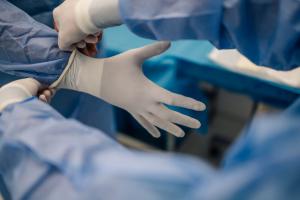 W Kajetanach wszczepiono nowego typu implant słuchowy