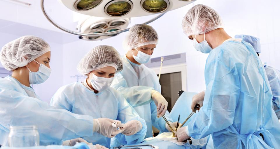 Pierwsze operacje wszczepienia nowych implantów ślimakowych