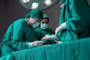 Poznań: lekarze wszczepili implant zastępujący połowę miednicy i biodro