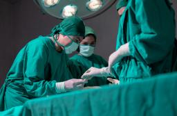 Poznań: lekarze wszczepili implant zastępujący połowę miednicy i biodro