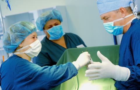 Poznań: lekarze wszczepili implant zastępujący połowę miednicy i biodro