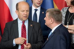 Minister Radziwiłł wzywa do dialogu i zaprasza manifestujących na wtorkowe spotkanie