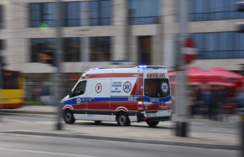 Małopolskie: ambulansy od pogotowia dla szpitali
