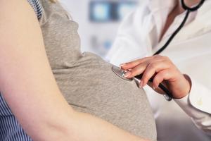 Naukowcy: smog szkodzi dziecku już w okresie ciąży