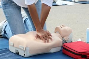 Defibrylator AED  może uratować życie