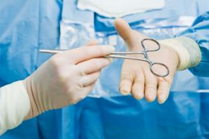Wrocław: nowatorska metoda operacji wyłączenia tętniaka z krążenia