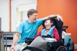 RPO: świadczenia dla wszystkich opiekunów osób z niepełnosprawnością