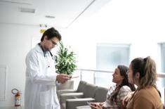 Jakie akty prawne regulują komunikację lekarza i fizjoterapeuty z pacjentami?