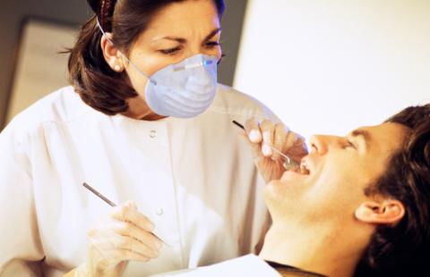 Świadczenia stomatologiczne dla dzieci i młodzieży dostępne także w dentobusach