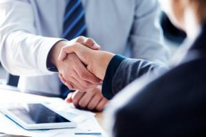 Kiedy można uznać nieobecność nieusprawiedliwioną pracownika za porzucenie pracy?