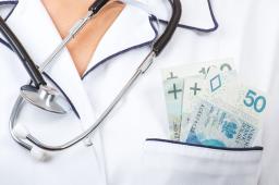 Projekt o wynagrodzeniach pracowników medycznych przyjęty przez rząd