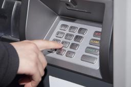 Przelew wynagrodzenia na konto będzie zasadą – czy to koniec wypłat pensji w kasie firmy?