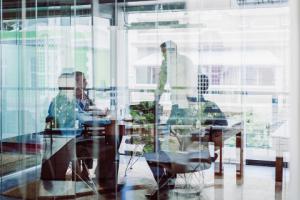 Umowa o pracę, a umowy cywilnoprawne. Pozbawienie statusu pracownika czy uelastycznienie zatrudnienia