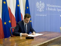 Urlop rodzicielski fundamentem polityki rodzinnej w Polsce