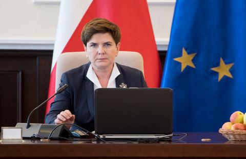 Szydło odpowiada na krytyczne słowa Macrona