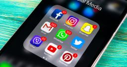 Pracy najczęściej szukamy w czwartki i niedziele