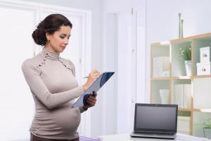Wysoka pensja dla ciężarnej może naruszać zasady współżycia społecznego