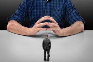 Pracownicy tracą pewność siebie wraz z wiekiem