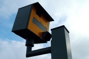 Nielegalne fotoradary rejestrują przejazd na czerwonym świetle