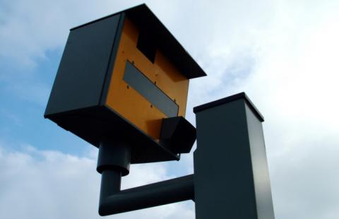 Nielegalne fotoradary rejestrują przejazd na czerwonym świetle