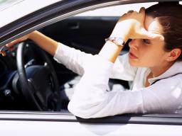 Czy wypadek przy wymianie koła w samochodzie służbowym jest wypadkiem przy pracy?