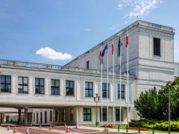 Sejm: Kontrowersyjne ustawy o policji i zniesieniu obowiązkowych szczepień