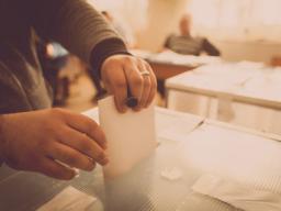 Wyborca okaże komisji dowód osobisty i złoży podpis, RODO nie zmienia zasad głosowania