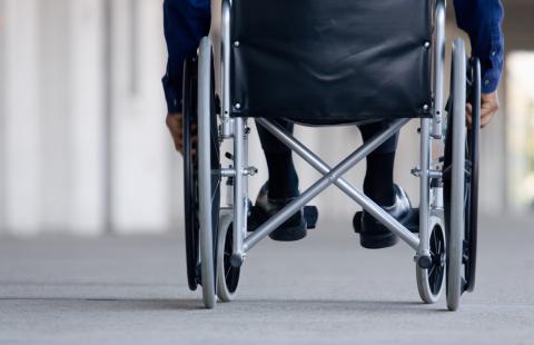 NIK: Dla niepełnosprawnych nadal miejsca publiczne niedostępne