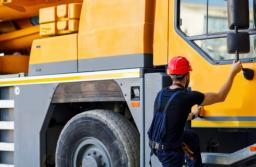 Nowe rozporządzenie zapewni operatorom żurawi bezpieczne warunki pracy