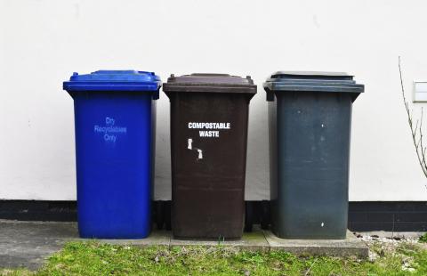 Jakie kolory pojemników na odpady niesegregowane można stosować?